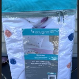 Ugg Koolabura Hannah Twin Comforter with Snail pillow